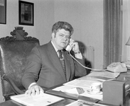 882131 Portret van burgemeester H.J.L. Vonhoff, bellend in zijn werkkamer op het Stadhuis (Stadhuisbrug 1) te Utrecht.